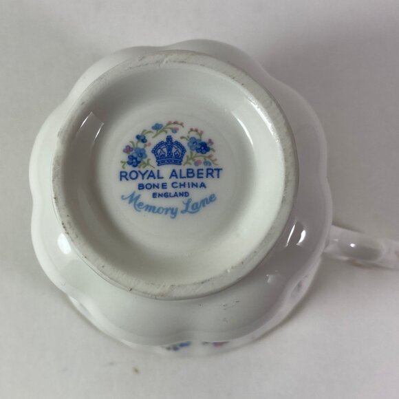 Inspiring Royal Albert "Memory Lane" teacup and saucer set - Picture 10 of 10